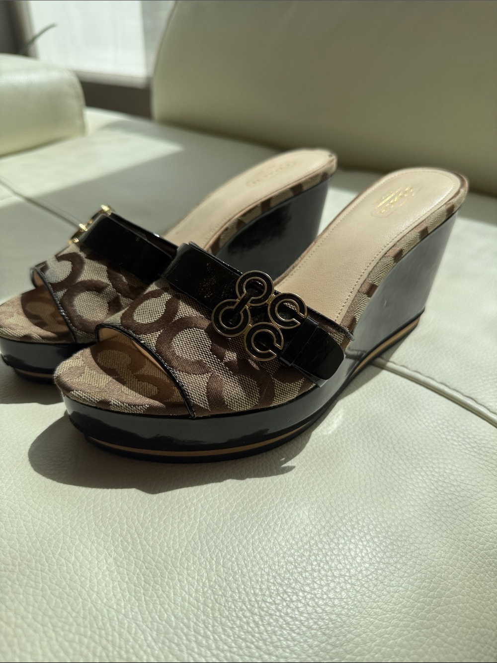 Coach Geri Wedge Sandals Signature Logo Canvas and Patent Leather Trim. - Picture 4 of 17